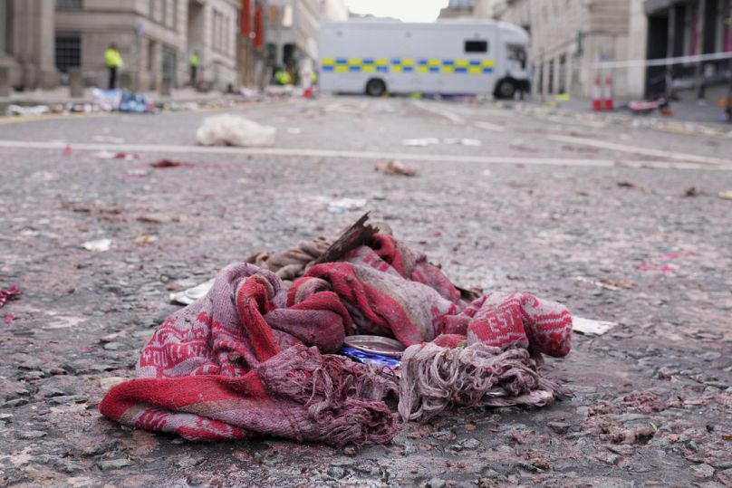 وشاح مشجع ملقى بالقرب من الموقع الذي دهس فيه رجل بريطاني حشدًا من مشجعي ليفربول، إنجلترا، الثلاثاء 27 مايو 2025. 