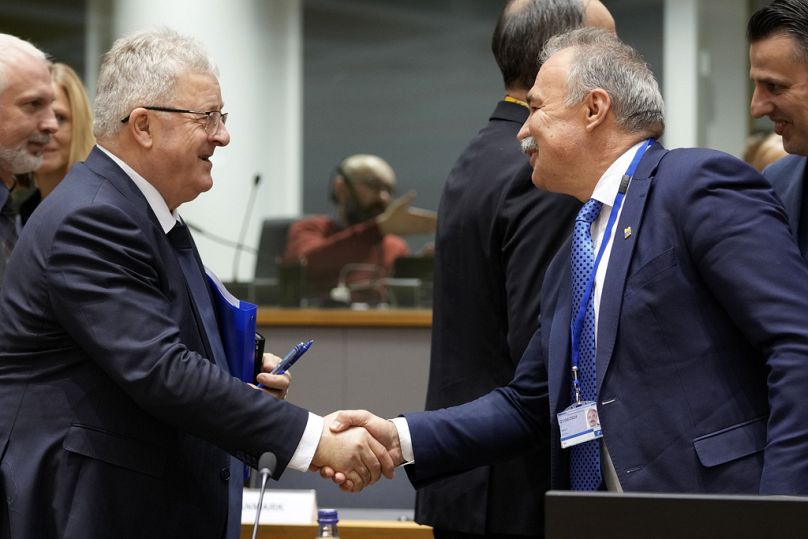 Ministro da Agricultura da Polónia, Czeslaw Siekierski, à esquerda, cumprimenta o homólogo, Istvan Nagy, durante uma reunião dos ministros da Agricultura