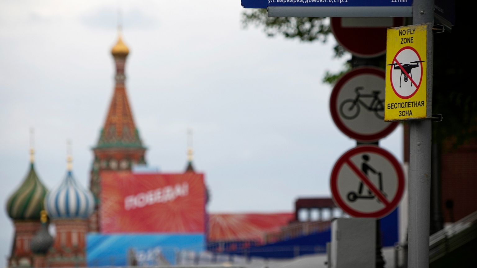 Una señal de "zona de exclusión aérea" se ve en la vacía Plaza Roja cerrada para la preparación del Desfile de la Victoria, junto al Kremlin de Moscú, en Moscú, Rusia, el miércoles 3 de mayo de 2023. Una señal de "zona de exclusión aérea" se ve en la vacía Plaza Roja cerrada para la preparación del Desfile de la Victoria, junto al Kremlin de Moscú, en Moscú, Rusia, el miércoles 3 de mayo de 2023.