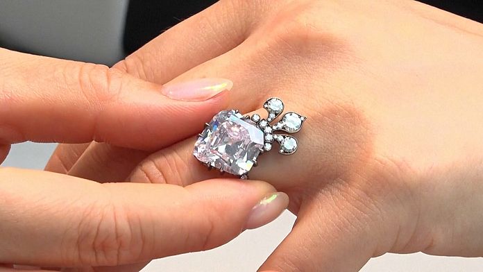 Fransa Kraliyet ailesine ait pembe elmas milyonlarca dolara satılacak