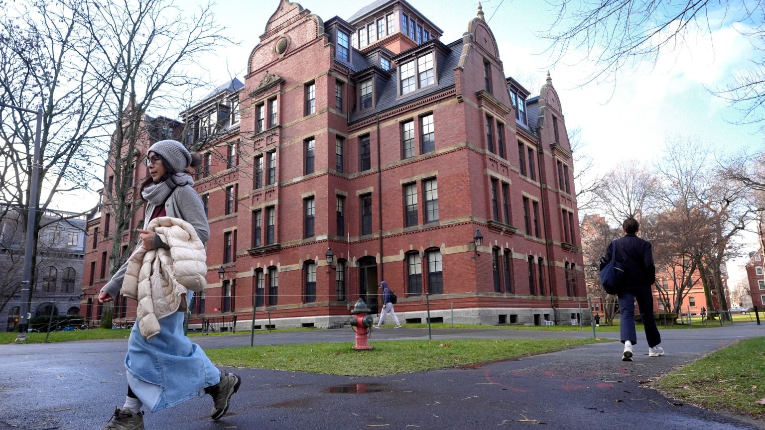 Muchos estudiantes y profesores de la Universidad de Harvard, preocupados por las medidas de Trump