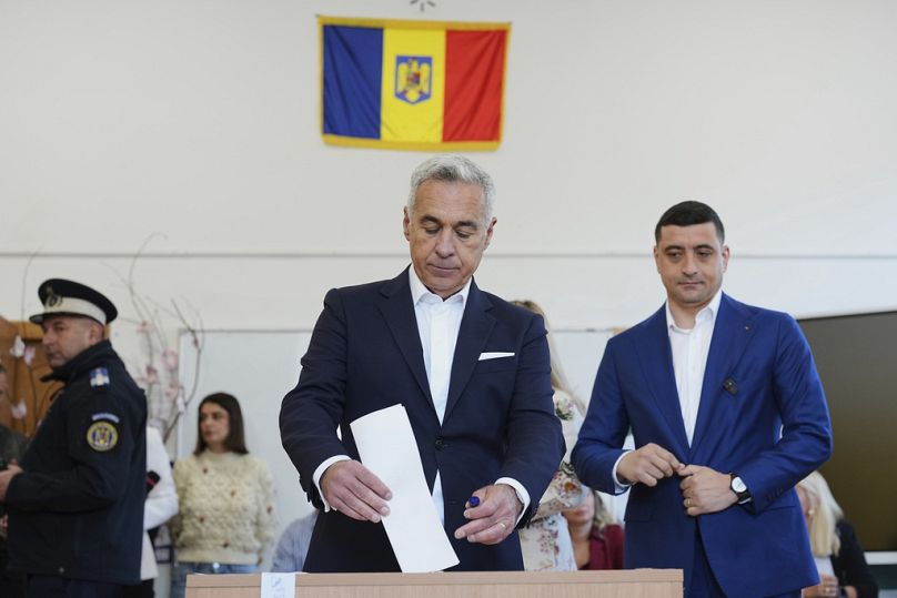Calin Georgescu, il vincitore del primo turno delle elezioni romene poi annullate, vota alle presidenziali di maggio
