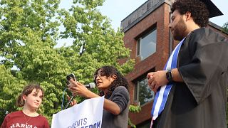 Estudiantes de Harvard en un escenario montado para una protesta contra las recientes decisiones de Trump, el martes 27 de mayo de 2025, en Cambridge, Massachusetts (EE.UU.).
