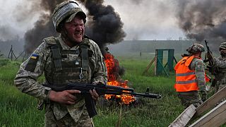 Militares ucranianos asisten a un entrenamiento militar en la región de Zaporiyia, Ucrania, el lunes 26 de mayo de 2025.