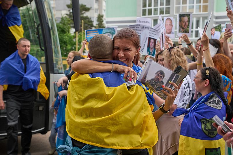 Une femme étreint un soldat ukrainien libéré lors d'un échange de prisonniers entre la Russie et l'Ukraine, dans la région de Chernyhiv, en Ukraine, le dimanche 25 mai 2025