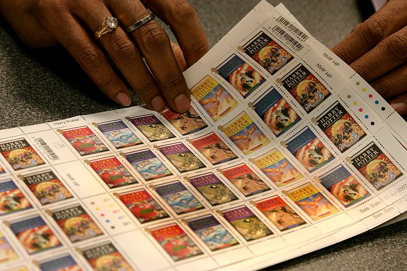 Un employé de la Royal Mail britannique compte des timbres Harry Potter mis en vente pour la première fois au bureau de poste de Trafalgar Square à Londres, le 17 juillet 2007
