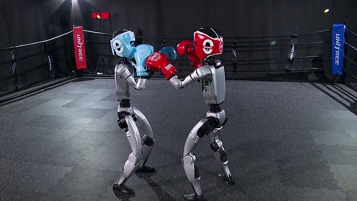 Çin'de insansı robotlar ringe çıktı: Tarihin ilk robot boks maçı