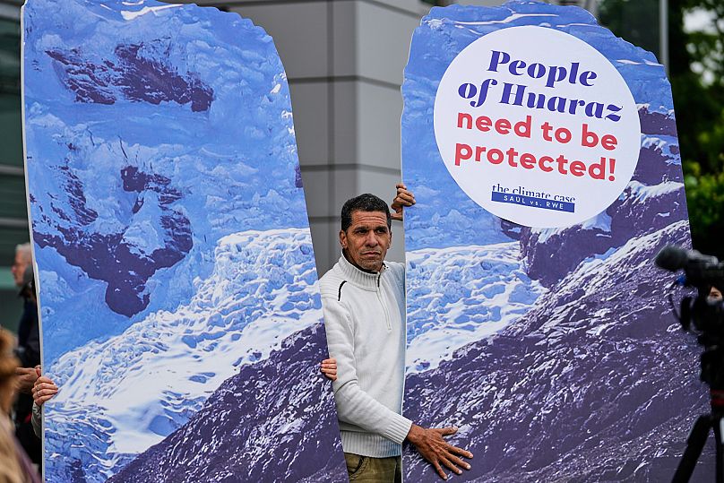 Demonstranten stehen vor dem Oberlandesgericht Hamm, wo die Klimaklage eines peruanischen Bauern abgelehnt wurde. 28. Mai 2025,