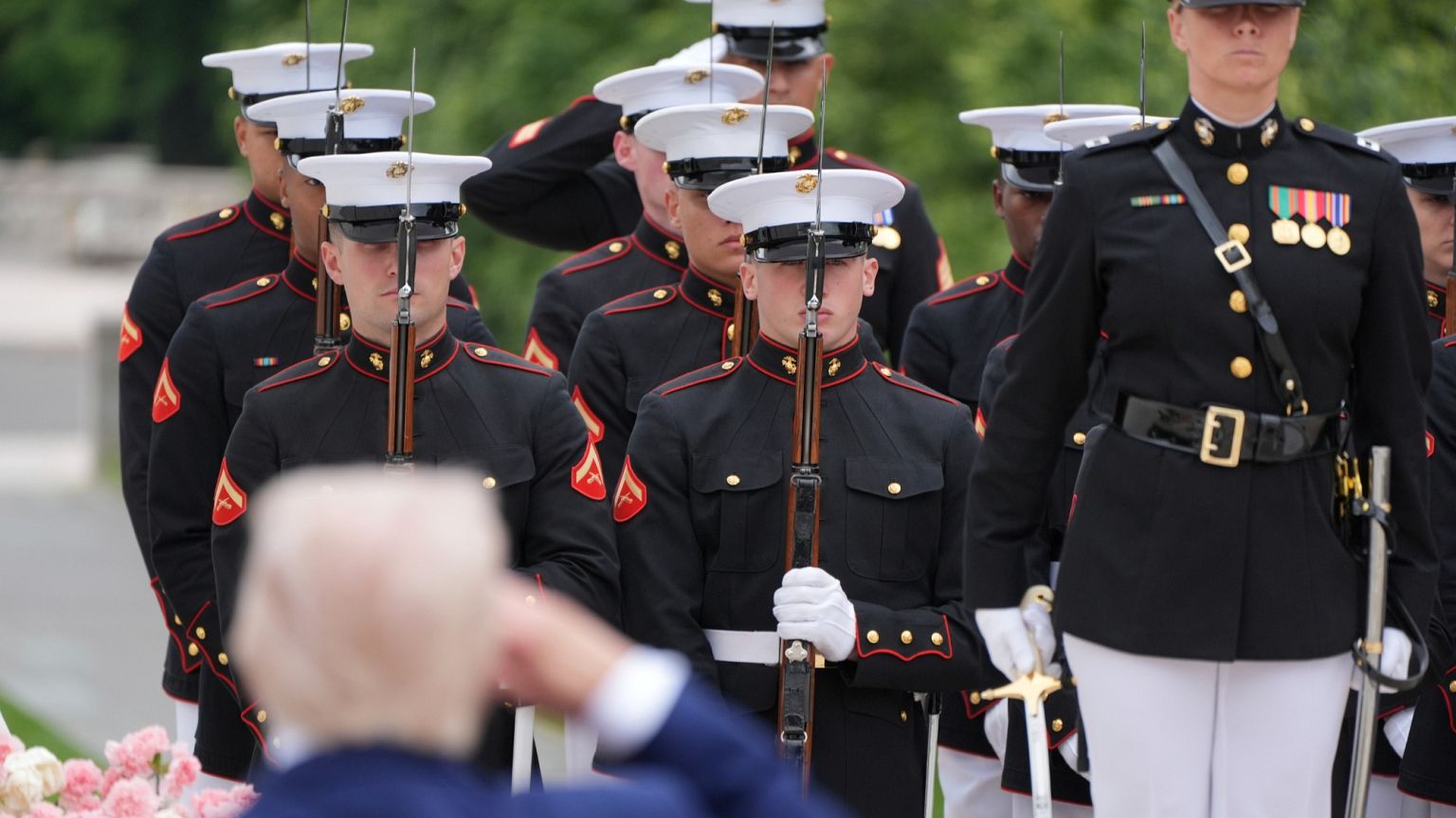 El presidente Donald Trump saluda durante una ceremonia de colocación de coronas del Día de los Caídos en el Cementerio Nacional de Arlington, en Arlington, 26 de mayo de 2025. El presidente Donald Trump saluda durante una ceremonia de colocación de coronas del Día de los Caídos en el Cementerio Nacional de Arlington, en Arlington, 26 de mayo de 2025.