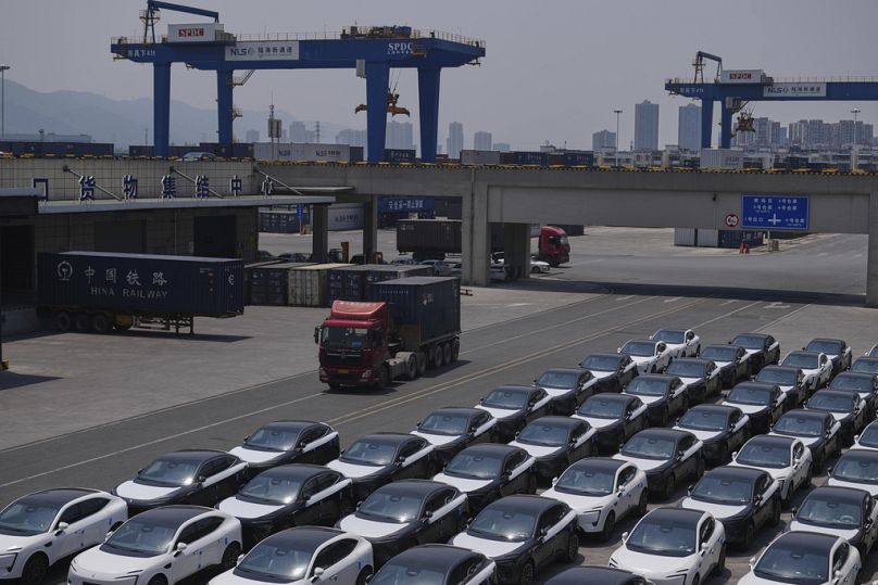 Carros Avatr da Changan num centro de logística perto da Estação Terminal de Contêineres da Ferrovia de Chongqing, na terça-feira, 20 de maio de 2025.