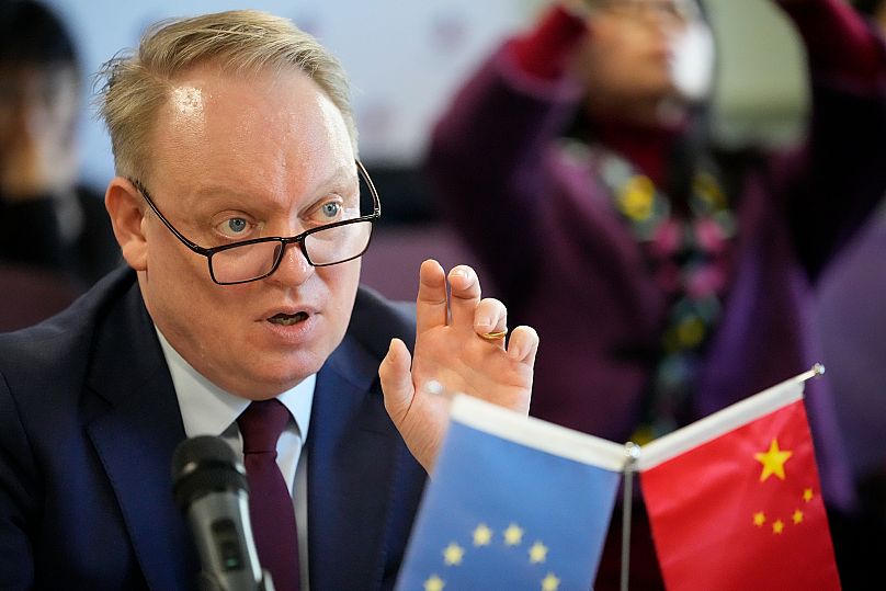 Prezes Europejskiej Izby Handlowej w Chinach Jens Eskelund przemawia podczas konferencji prasowej poświęconej najnowszemu raportowi dotyczącemu europejskich przedsiębiorstw.