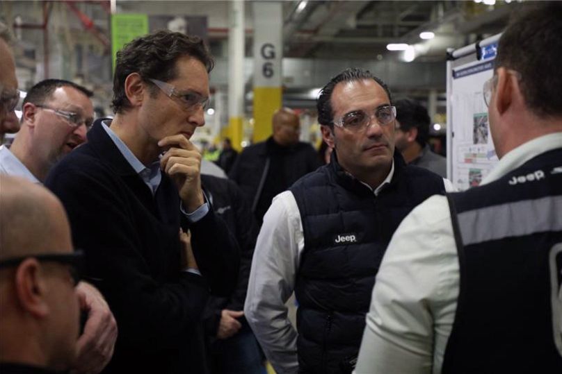 Il presidente di Stellantis, a sinistra, John Elkann e Antonio Filosa, a destra, presso lo stabilimento di Sterling Heights negli Stati Uniti