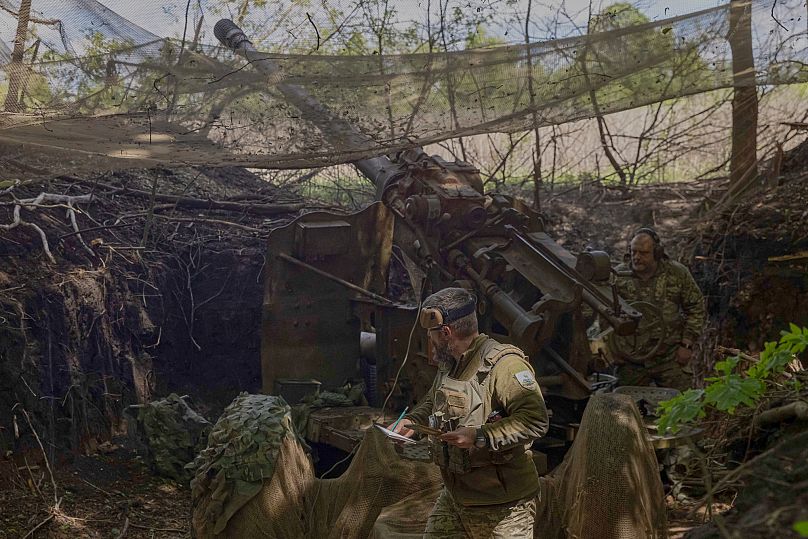Militares ucranianos de la 127.ª Brigada de Defensa Territorial disparan un cañón KS-19 de 100 mm contra posiciones rusas cerca de Járkov, el 16 de mayo de 2025.