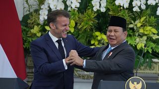 French President Emmanuel Macron holds hand with Indonesian President Prabowo Subianto after a press conference in Jakarta, 28 May, 2025