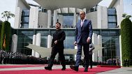 Friedrich Merz német kancellár és Volodimir Zelenszkij ukrán elnök hivatalos fogadáson a berlini kancellári hivatalban 2025. május 28-án.