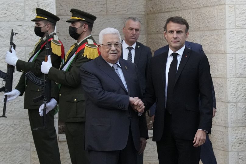 Abbász palesztin elnök és Emmanuel Macron Ramallahban, 2023 október