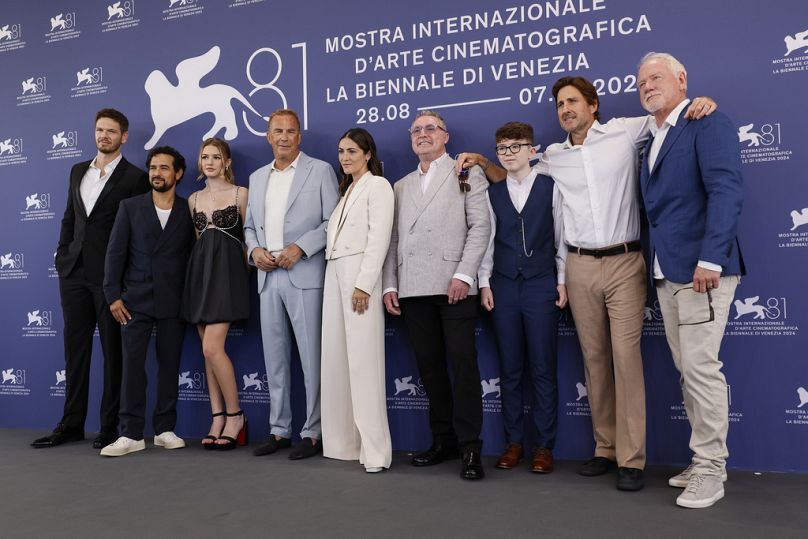 Le casting du film Horizon entoure Kevin Costner au festival de Venise en septembre 2024