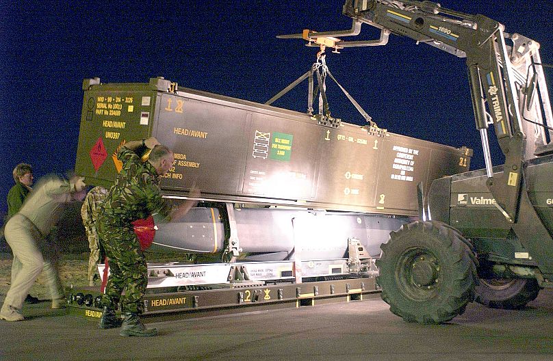 Ракету Storm Shadow готовят к загрузке в самолет Tornado GR4 Королевских ВВС Великобритании в неизвестном месте в районе Персидского залива 17 марта 2003 года