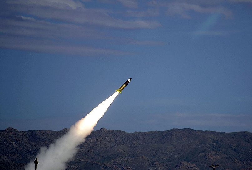 Запуск армейской ракеты ATACMS во время испытаний на ракетном полигоне Уайт-Сэндс, штат Нью-Мексико, 26 июля 2002 года,