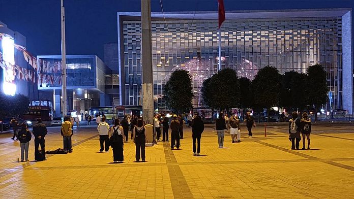 Taksim'de 'duran adam' protestosu: 19 kişiden 18'ine adli kontrol, bir kişiye tutuklama talebi