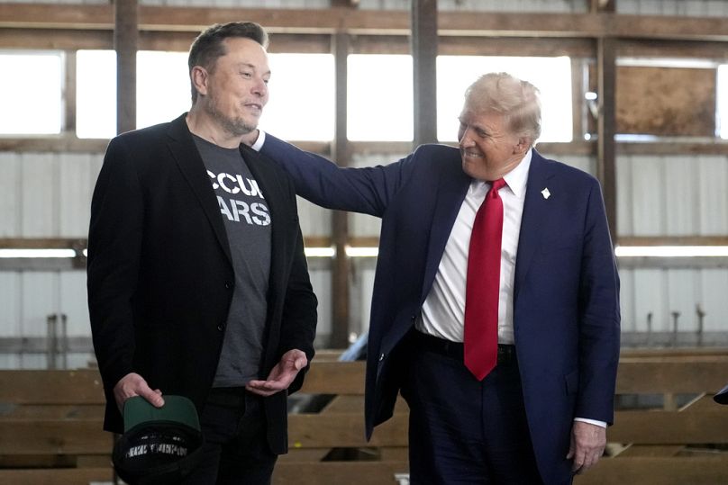 Tesla ve SpaceX CEO'su Elon Musk (solda) ve Donald Trump bir seçim kampanyası etkinliğine katılıyor, 5 Ekim 2024.