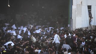 فلسطینیهایی که روز چهارشنبه ۲۸ مه ۲۰۲۵ به انبار برنامه جهانی غذا سازمان ملل متحد حمله کردند و کیسه های آرد را در زاوایدا، نوار مرکزی غزه حمل کردند.