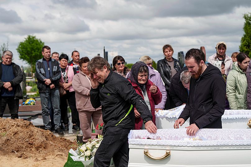 Ojciec opłakuje swoje dzieci: 8-letnią Tamarę, 12-letniego Stanislava i 17-letniego Romana, którzy zginęli w wyniku rosyjskiego ataku, 28.05.2025r.