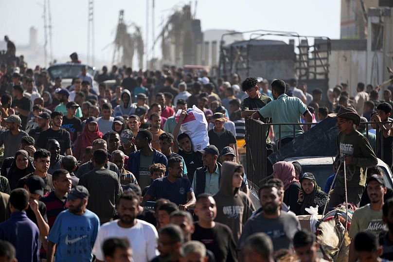 Des Palestiniens se rendent à Rafah pour recevoir de la nourriture de la GHF, un groupe soutenu par les États-Unis et approuvé par Israël, le mardi 27 mai 2025