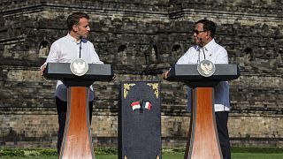 Emmanuel Macron francia elnök és Prabowo Subianto indonéz elnök beszél a Borobudur templomban tett látogatás során 2025. május 29-én.
