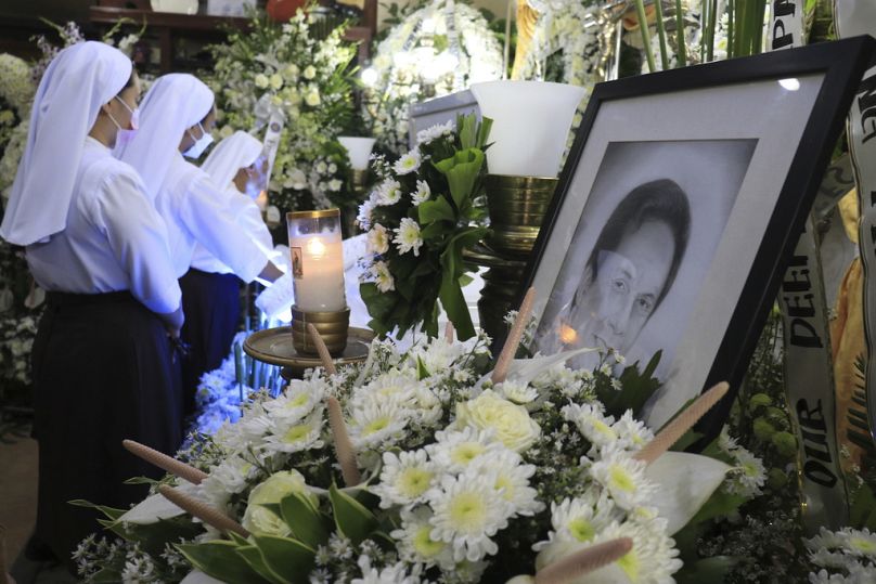 Katolik rahibeler, Filipinler'in orta kesimindeki Dumaguete şehrinde, Negros Oriental Valisi Roel Degamo’nun evinde düzenlenen cenaze töreninde, 6 Mart 2023
