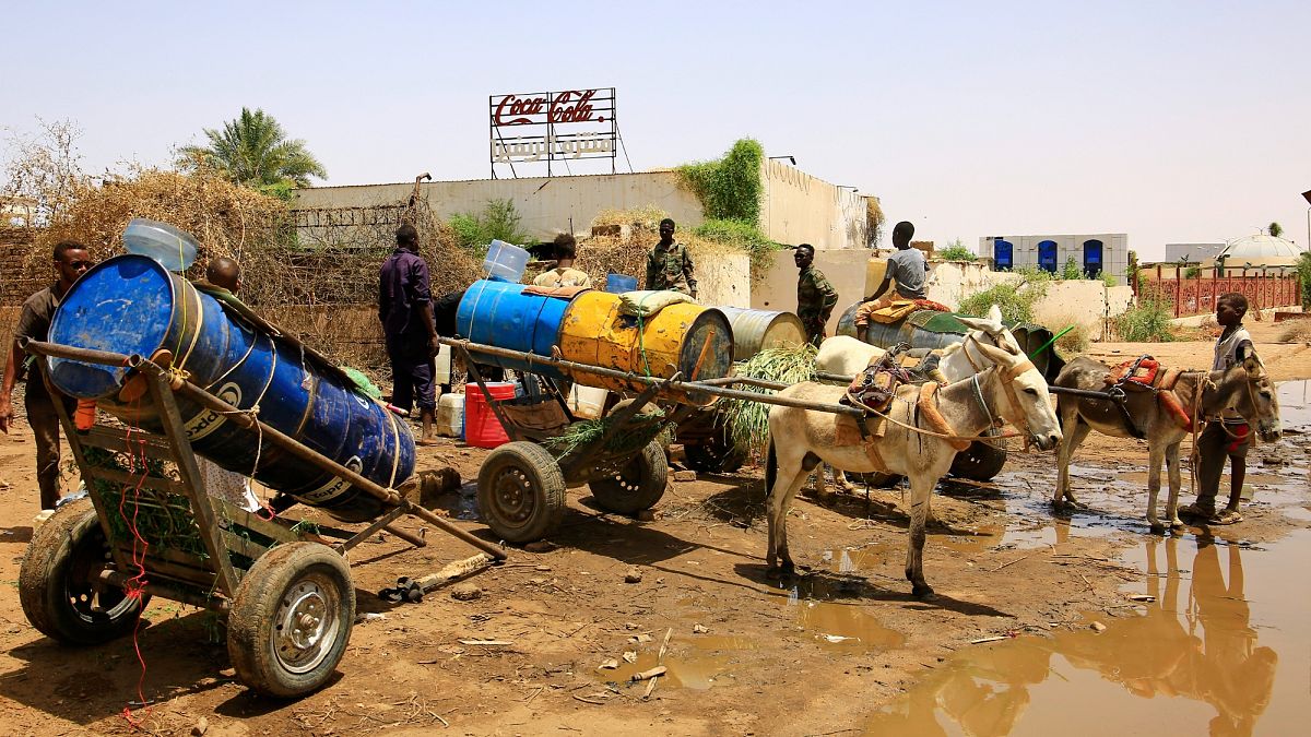 إشتباكات متصاعدة وكوليرا منتشرة.. الأزمات تخنق السودانيين
