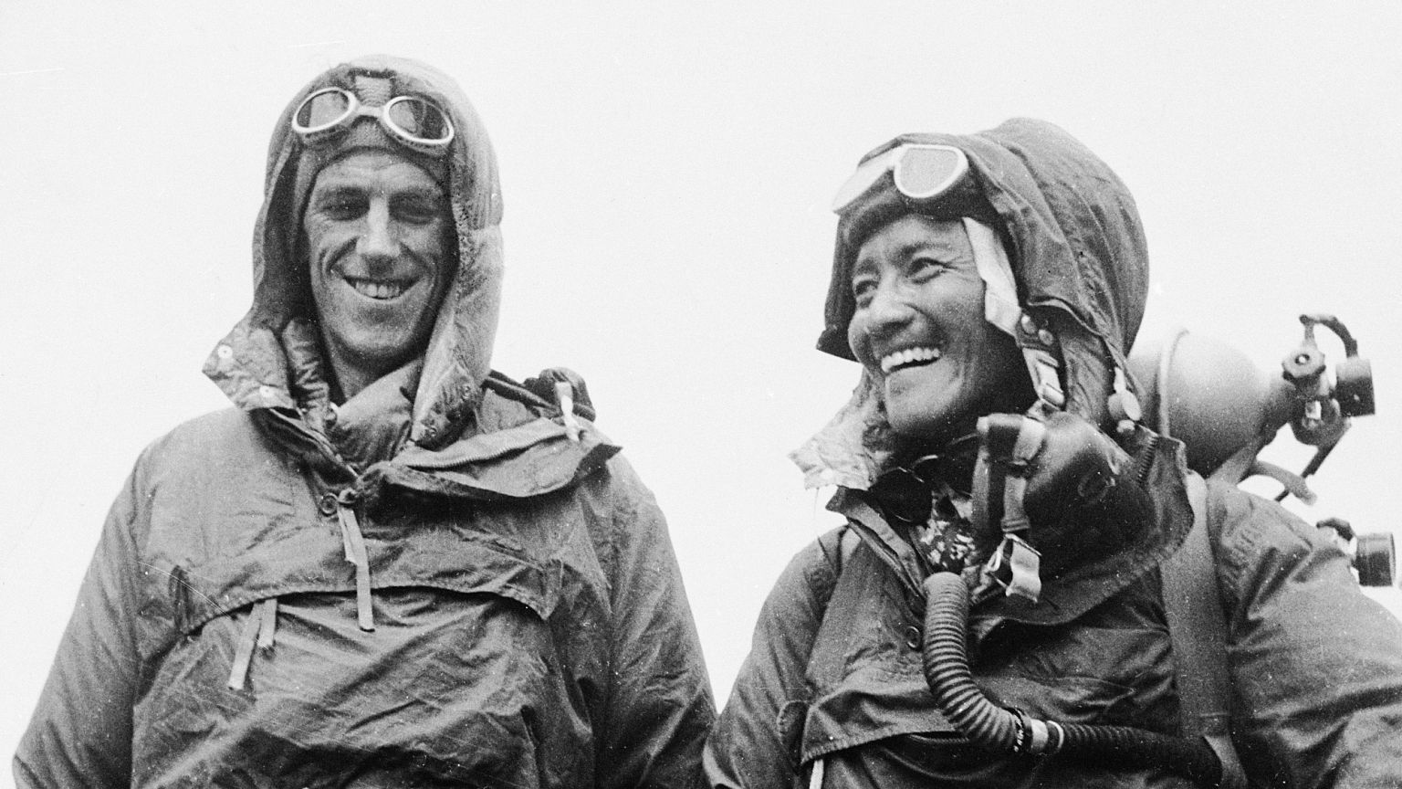 Edmund Hillary et Tenzing Norgay montrent l'équipement qu'ils portaient lors de la conquête de l'Everest à l'ambassade britannique de Katmandou, le 26 juin 1953