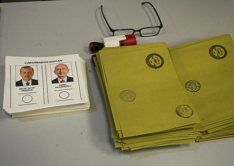 Ankara'da bir oy kullanma merkezinde Recep Tayyip Erdoğan (solda) ve Kemal Kılıçdaroğlu'nun isim ve fotoğraflarının yer aldığı oy pusulaları, 28 Mayıs 2023.