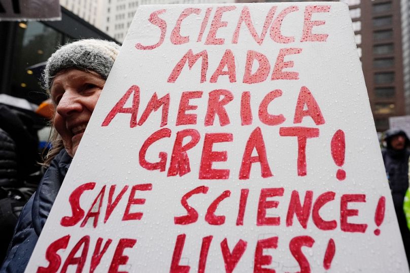 A kutatások megmaradásáért tüntettek Chicagóban, 2025 márciusában