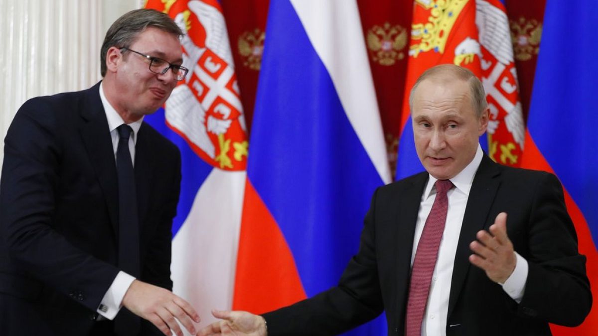„Hátbaszúrás”? Hirtelen harag Moszkvában, amiért Szerbia fegyvereket szállít Ukrajnának