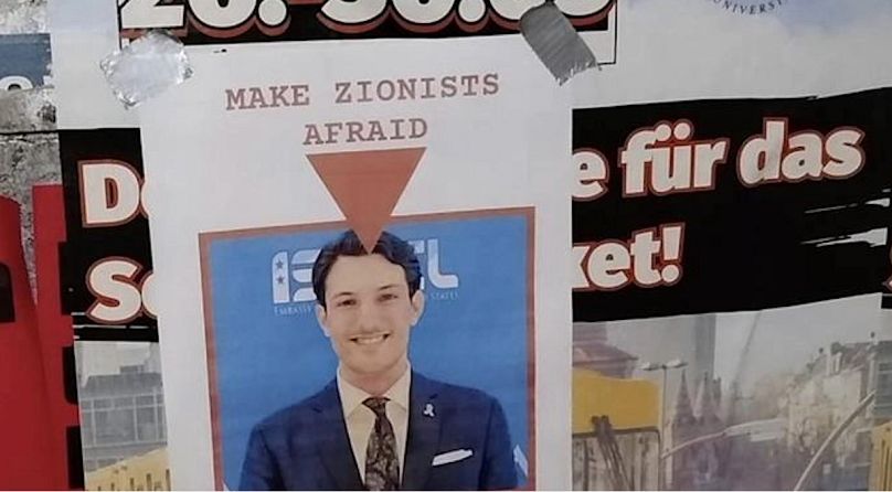 Dieses Plakat mit dem roten Hamas-Dreieck wurde nach dem Anschlag an Yaron Lischinsky an der Humboldt-Universität verteilt.