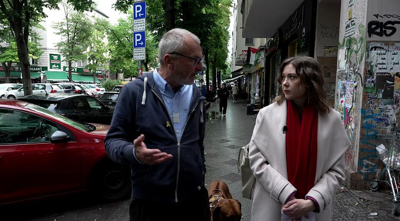 Sonnenallee Berlin-Neukölln: Grünen-Politiker Volker Beck spricht mit Euronews-Journalistin Zara Riffler über die Terrorgefahr in Deutschland.
