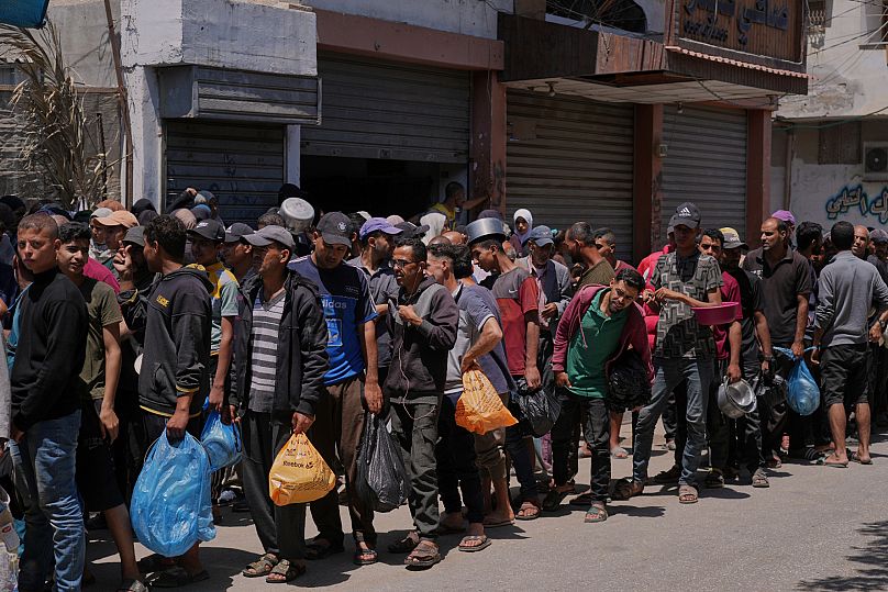 Palestinos hacen fila para recibir alimentos en Deir al-Balah, 30 de mayo de 2025.