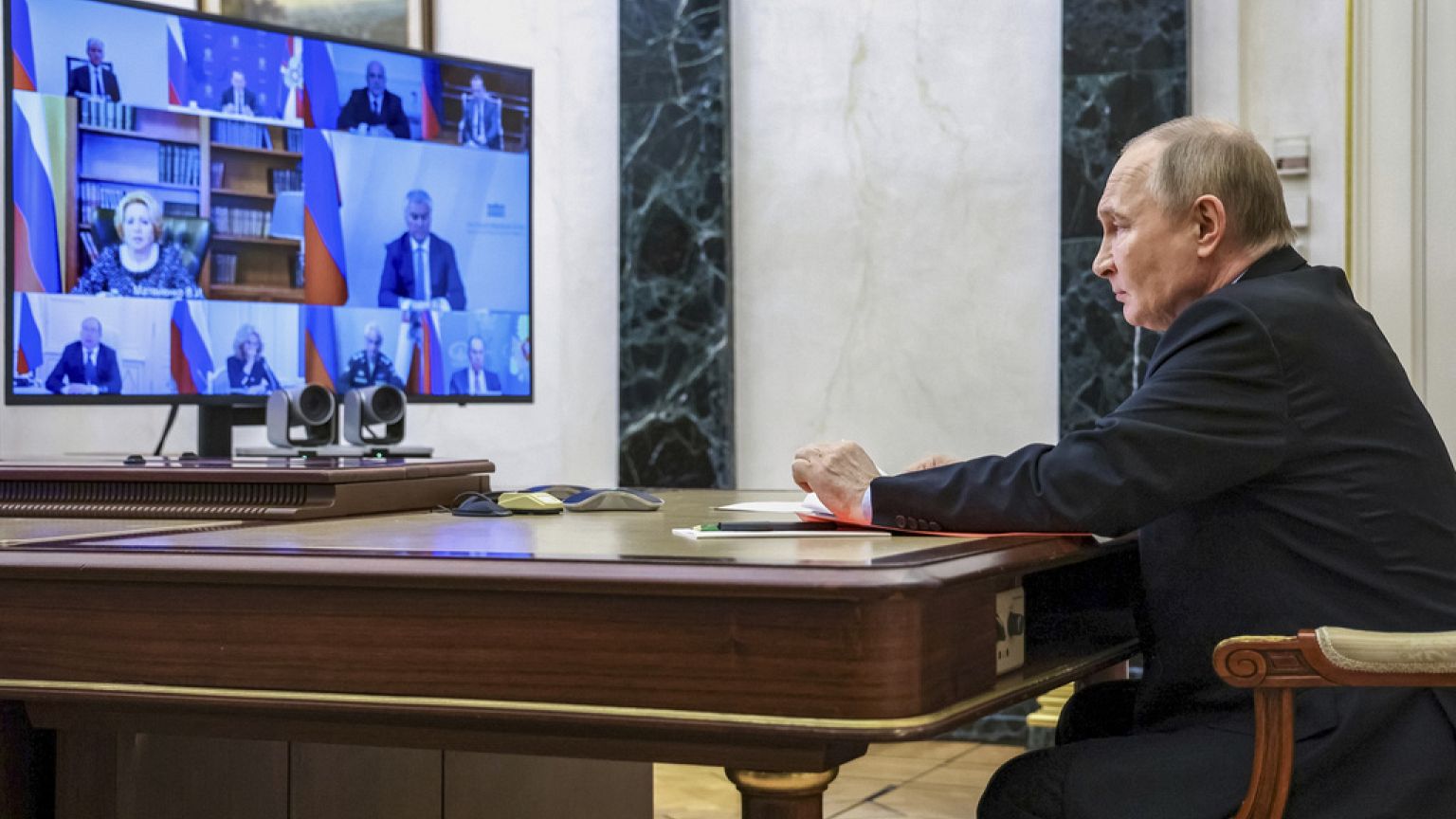 Le président russe Vladimir Poutine préside une réunion du Conseil de sécurité par vidéoconférence au Kremlin à Moscou, Russie,