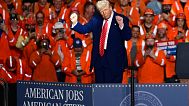 Donald Trump elnök a pennsylvaniai West Mifflinben, a U.S. Steel Mon Valley Works-Irvin üzemében tartott beszéd végén (2025. május 30.) 