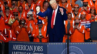 Donald Trump elnök a pennsylvaniai West Mifflinben, a U.S. Steel Mon Valley Works-Irvin üzemében tartott beszéd végén (2025. május 30.) 