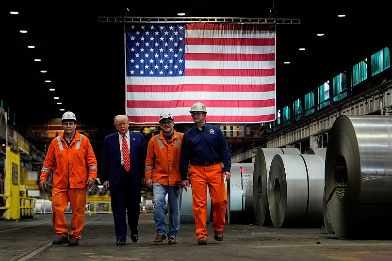 El presidente Donald Trump camina con trabajadores durante un recorrido por la planta Mon Valley Works-Irvin de U.S. Steel Corporation (30 de mayo de 2025).