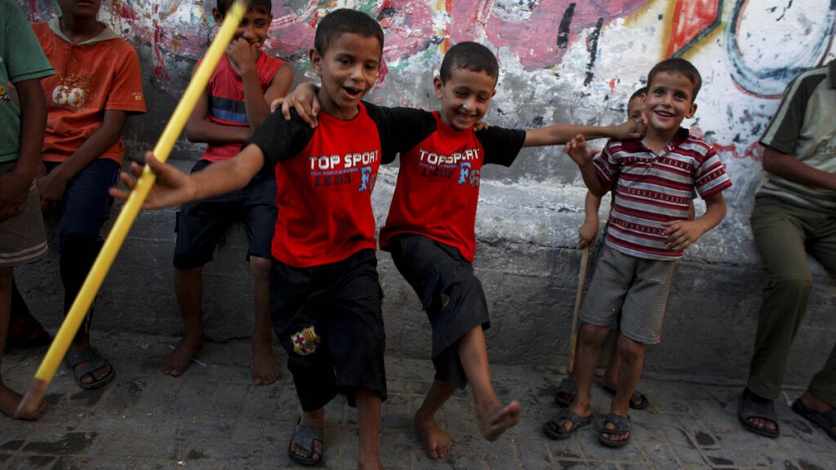 أهالي غزة يجابهون الحرب بالموسيقى وسط الدمار والحصار