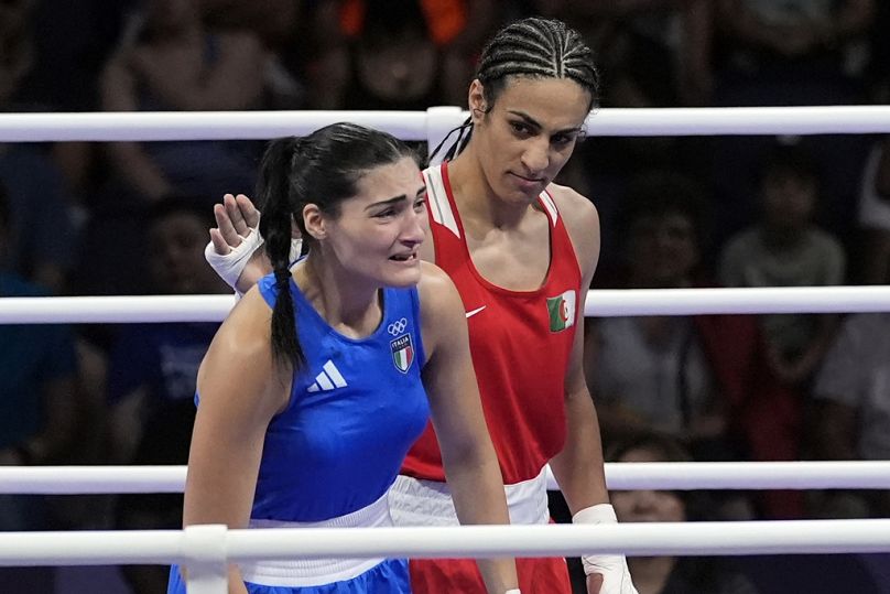 إيمان خليف والإيطالية أنجيلا كاريني بعد نزالهما في فئة 66 كلغ في أولمبياد باريس 2024.