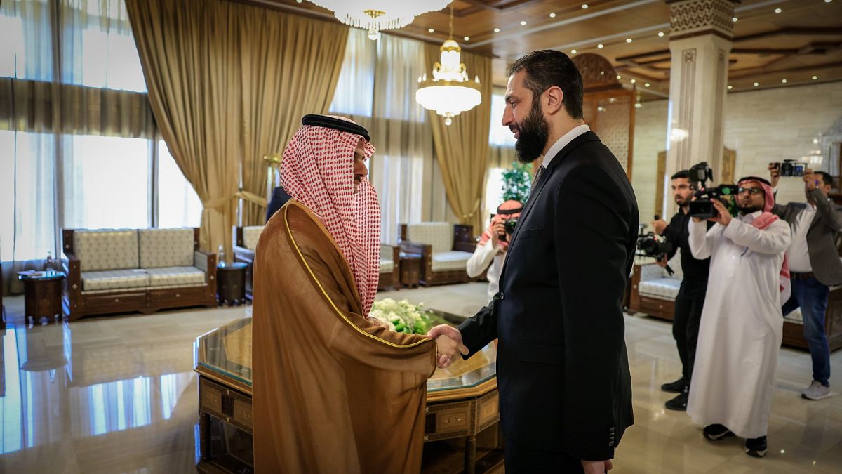 وزير الخارجية السعودي من دمشق: سنقدم مع قطر دعمًا ماليًا مشتركًا للعاملين في القطاع العام السوري