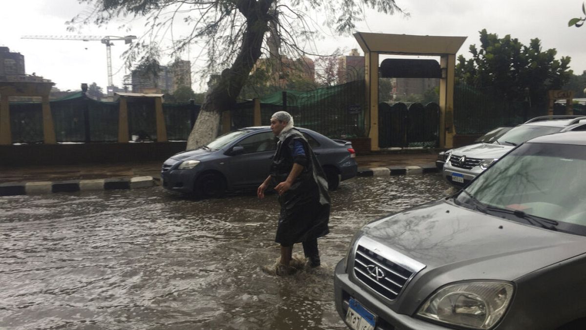 عاصفة غير متوقعة تضرب الإسكندرية: صواعق وأمطار غزيرة تشلّ حركة المدينة