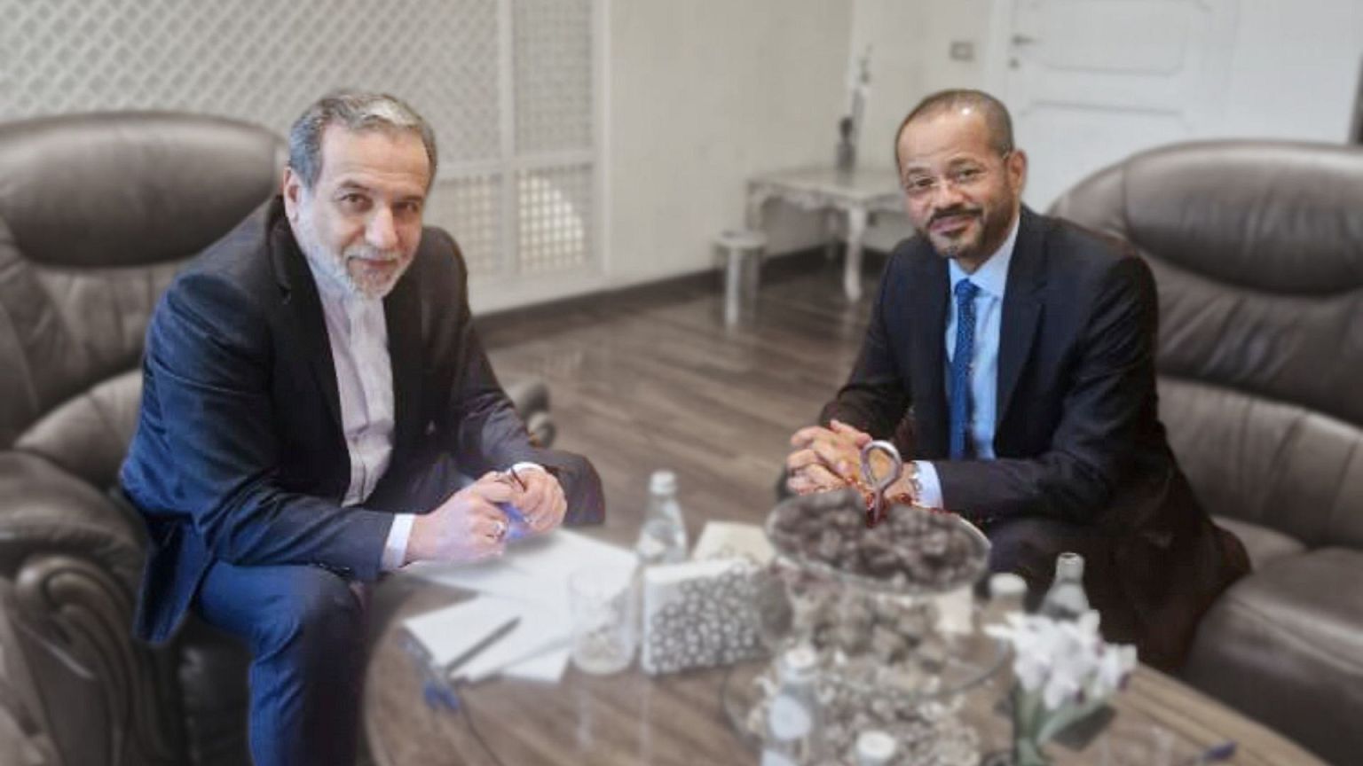 Los ministros de Asuntos Exteriores de Irán y Omán asisten a las conversaciones nucleares entre Irán y Estados Unidos en Roma. Los ministros de Asuntos Exteriores de Irán y Omán asisten a las conversaciones nucleares entre Irán y Estados Unidos en Roma.