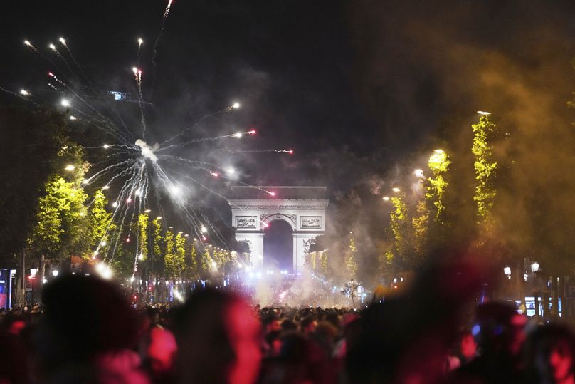 Adeptos do futebol festejam a vitória do PSG na avenida dos Campos Elíseos