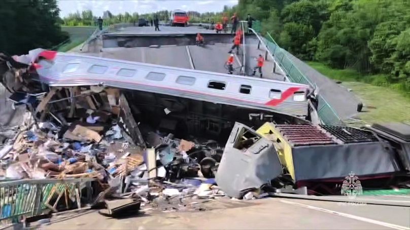 Funcionários de emergência trabalham numa ponte danificada na região russa de Bryansk, que faz fronteira com a Ucrânia.