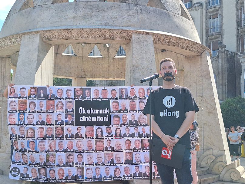 Szalóki Viktor, az aHang politikai igazgatója a Szent Gellért téren, a molinó előtt 2025. június 1-én
